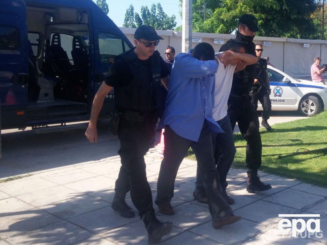 Греческие полицейские ведут в суд участников побега