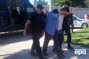 Греческие полицейские ведут в суд участников побега