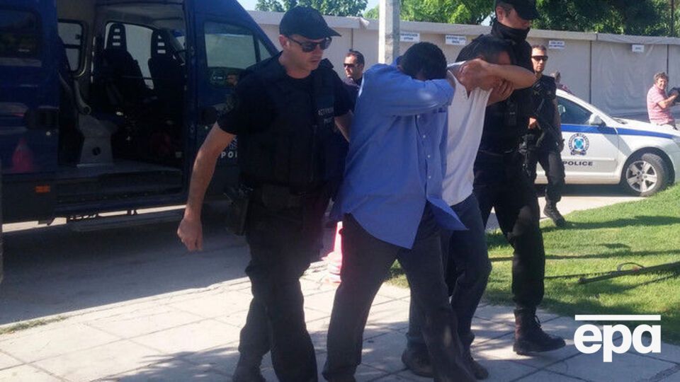 Греческие полицейские ведут в суд участников побега