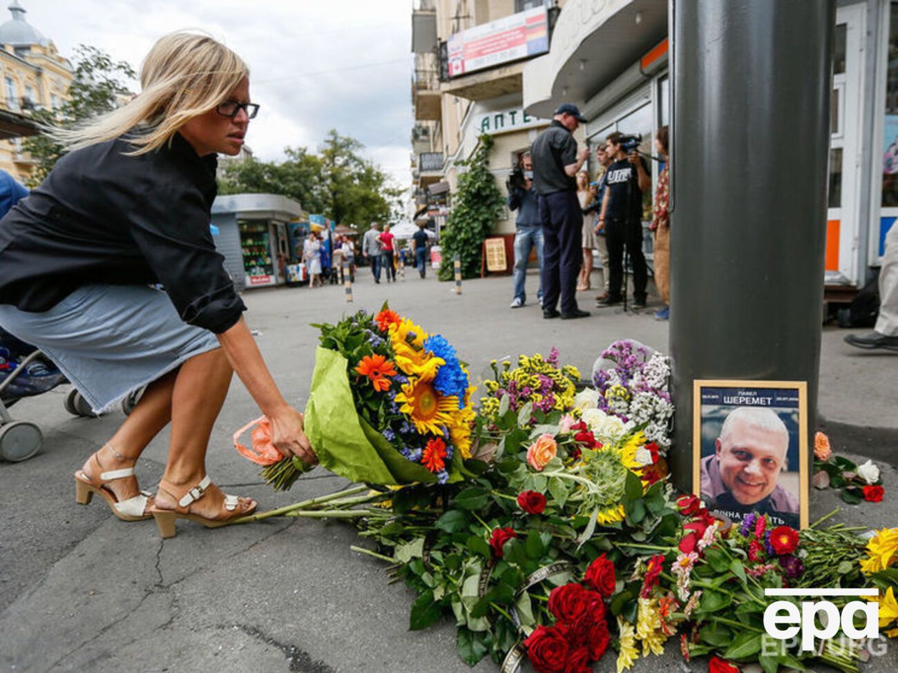 К месту гибели Шеремета киевляне несут цветы