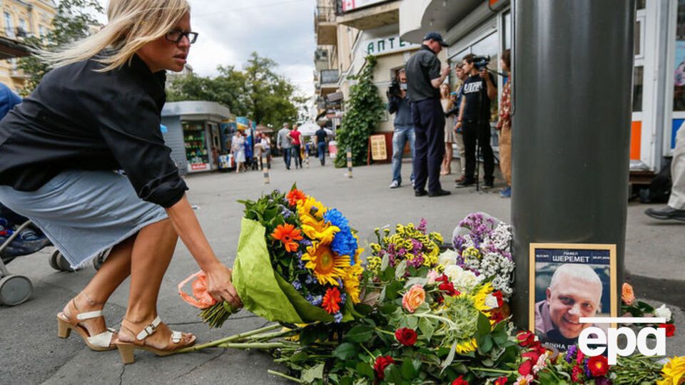 К месту гибели Шеремета киевляне несут цветы