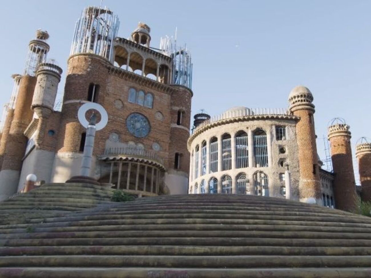 По словам Хусто Гальего, он решил построить храм в благодарность за свое исцеление от туберкулеза