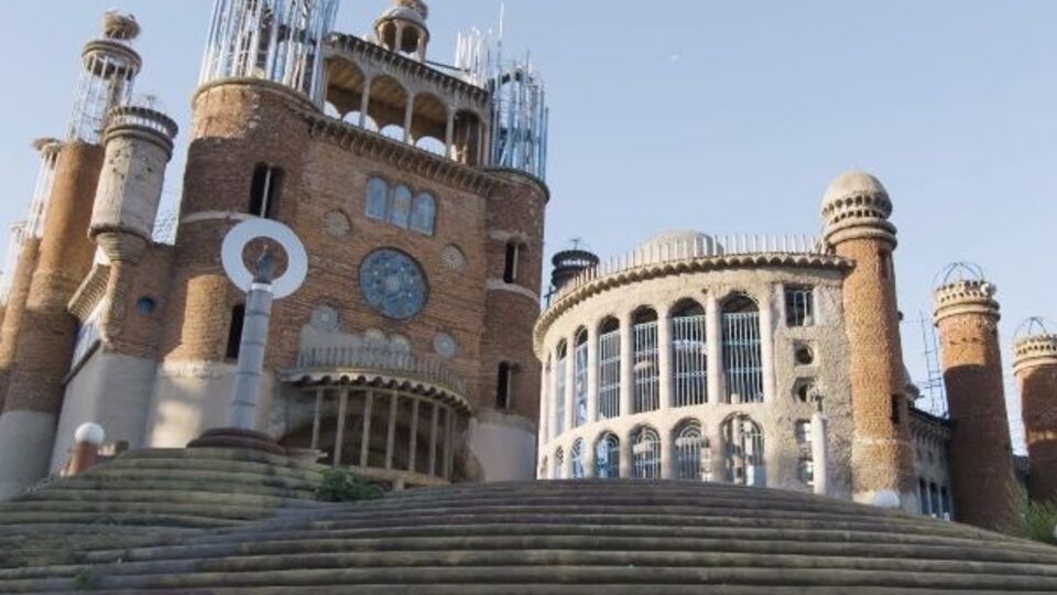 По словам Хусто Гальего, он решил построить храм в благодарность за свое исцеление от туберкулеза