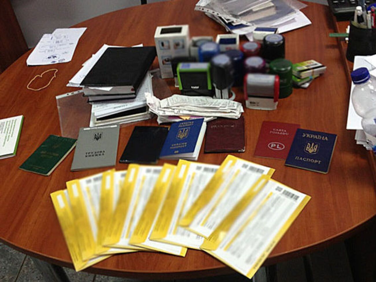 Правоохранители во время обысков у участников преступной схемы изъяли оружие, печати различных субъектов хозяйствования и паспорта физических лиц