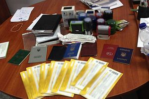 Правоохранители во время обысков у участников преступной схемы изъяли оружие, печати различных субъектов хозяйствования и паспорта физических лиц