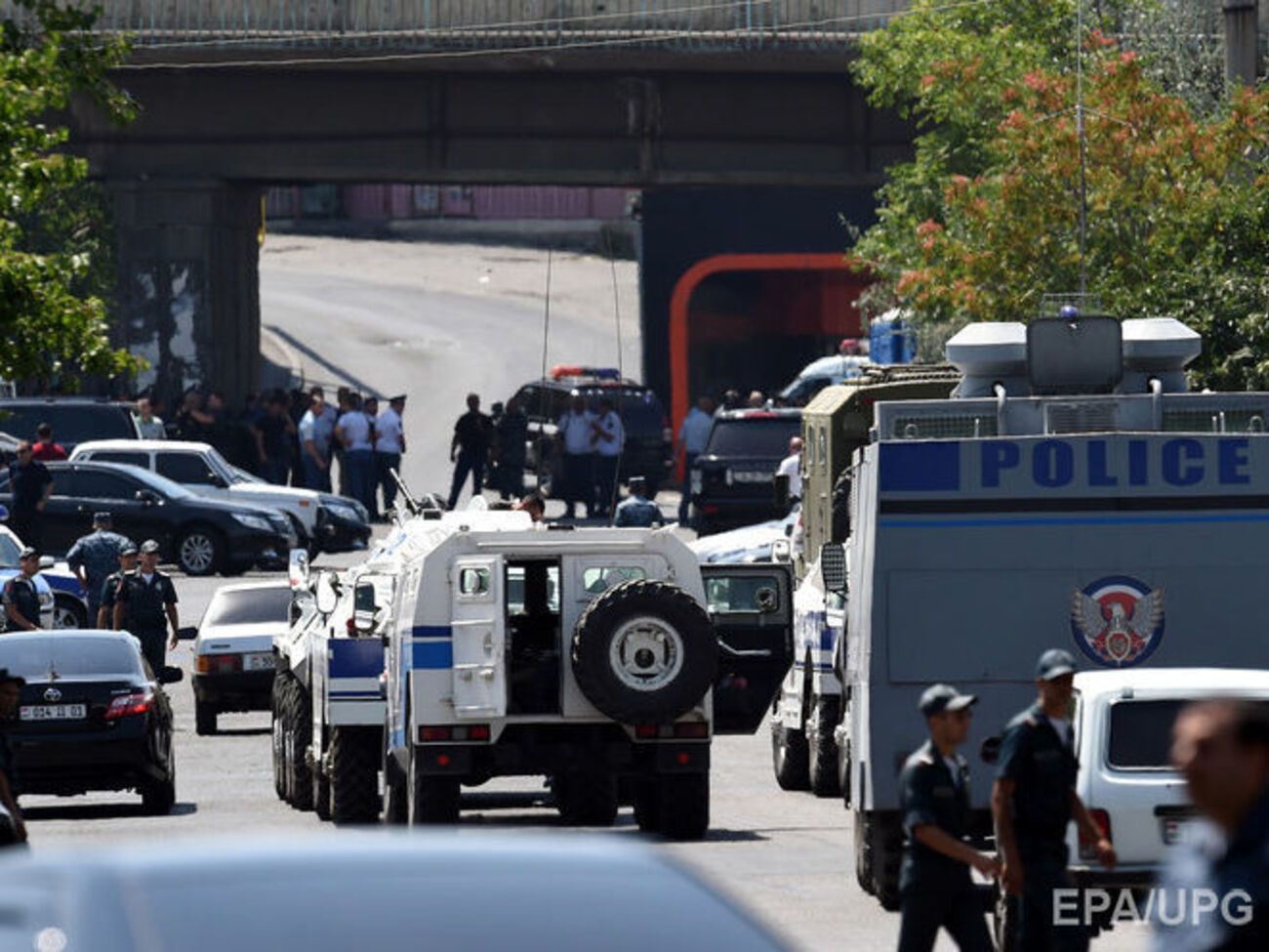 В Ереване несколько сот человек вновь собрались у захваченного здания полиции