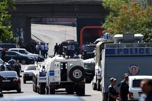 В Ереване несколько сот человек вновь собрались у захваченного здания полиции