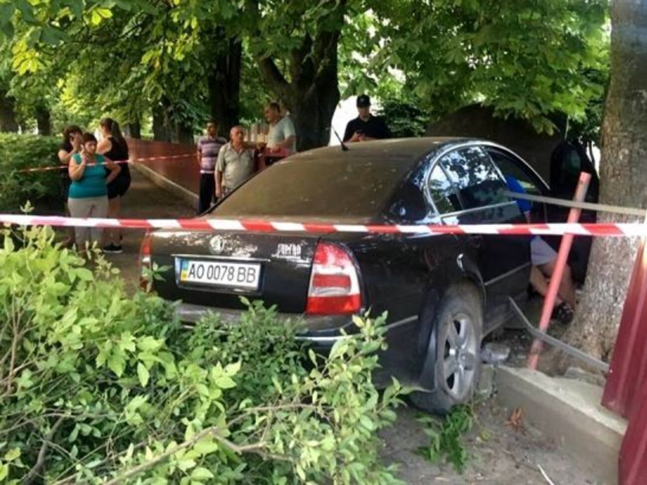 Как только машина остановилась, водитель бросился наутек, оставив автомобиль