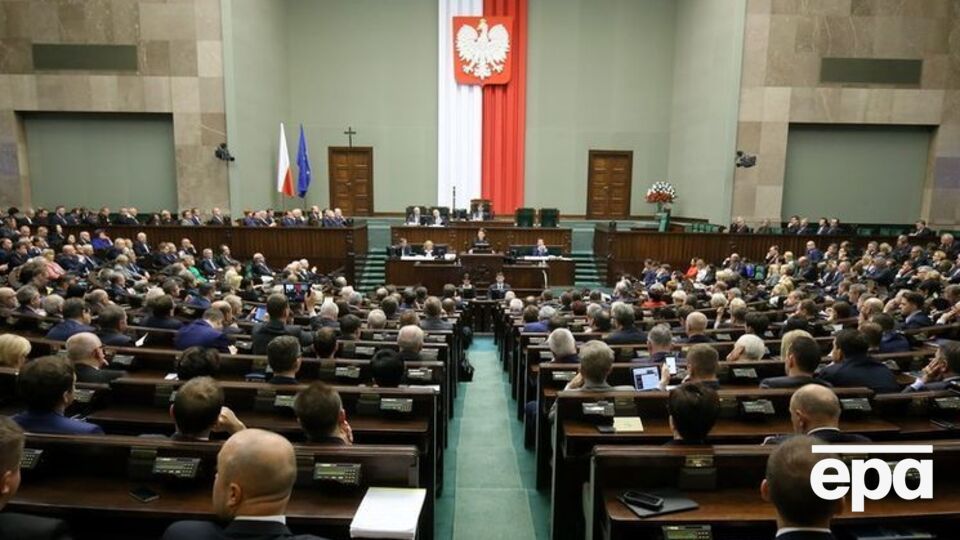 "Вспоминая преступления украинских националистов, нельзя обойти молчанием и польские ответные репрессии в украинских деревнях, в результате которых также гибли гражданские лица", – говорится в резолюции