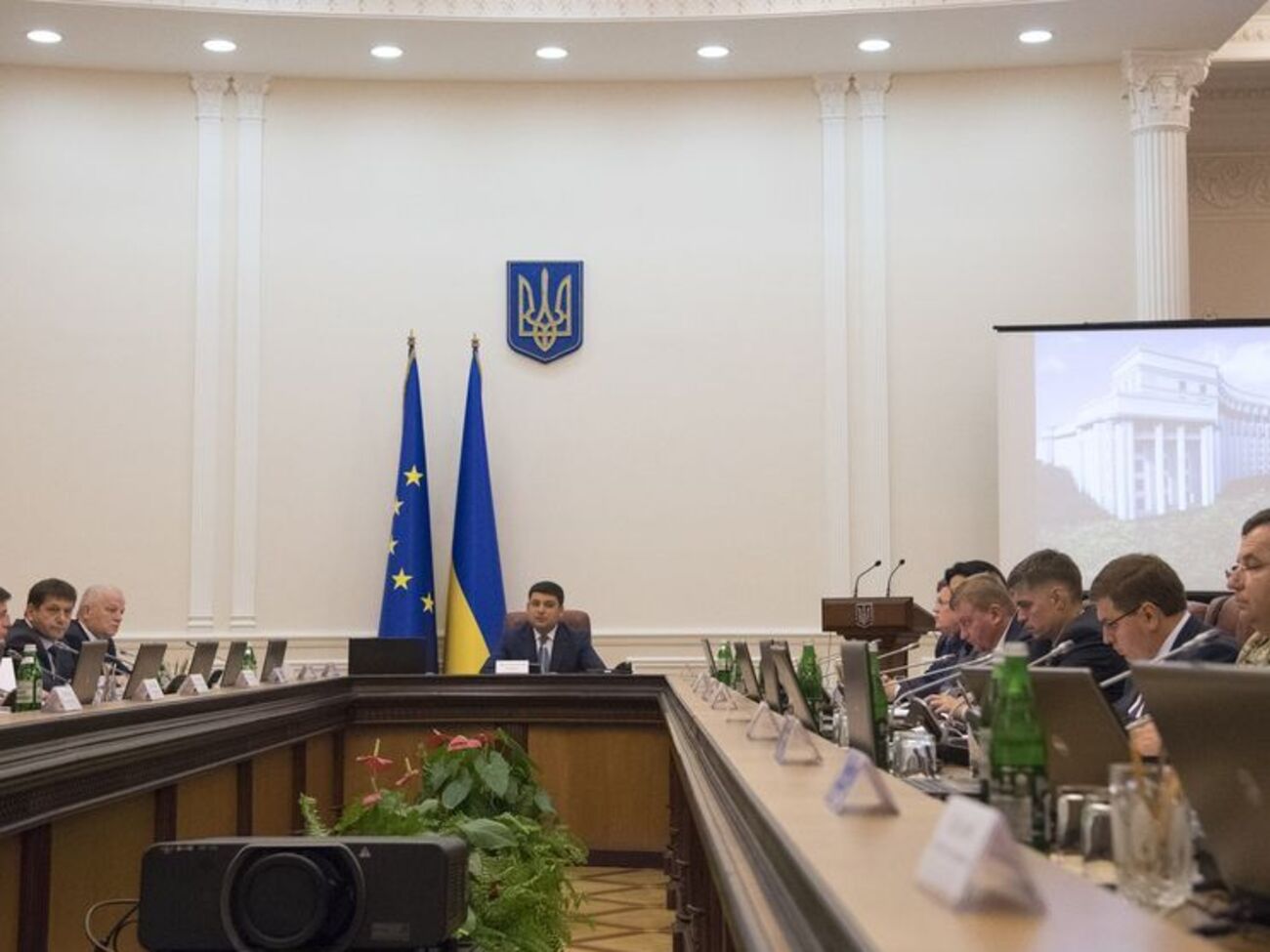 Кабмин утвердил меры по погашению задолженности по оплате труда