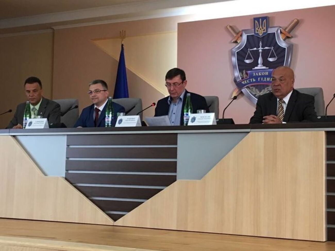 Луценко (на фото второй справа): Я специально выбрал человека, который знает Закарпатье