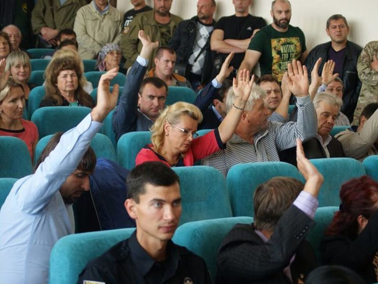 Заседание было открытым. На нем присутствовали сторонники и противники крестного хода