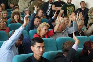 Заседание было открытым. На нем присутствовали сторонники и противники крестного хода