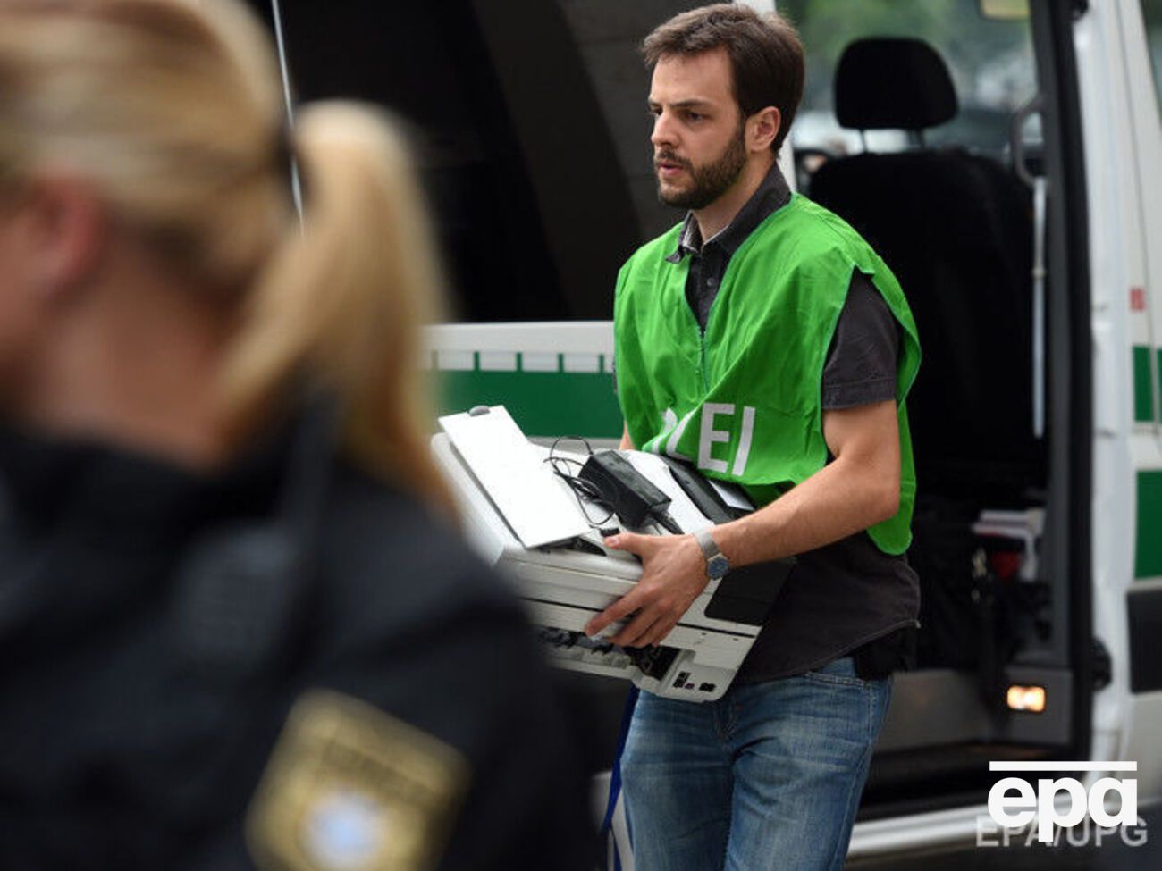 Полиция изъяла вещественные доказательства из квартиры подозреваемого