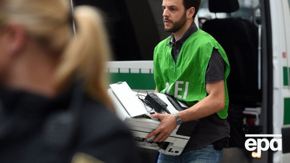 Полиция изъяла вещественные доказательства из квартиры подозреваемого