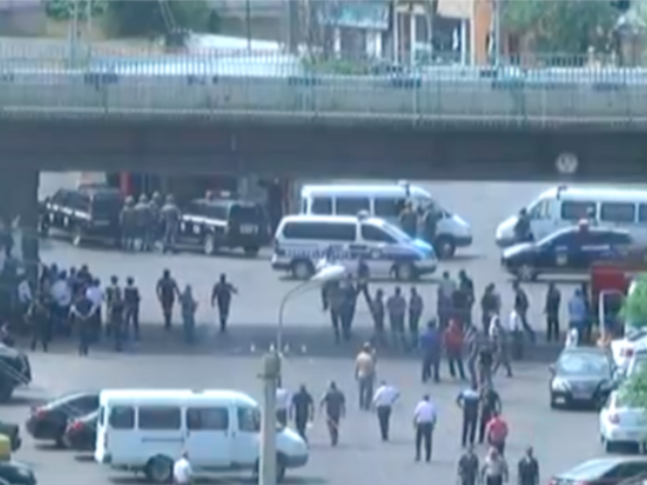 В Ереване освободили двух заложников из захваченного здания полиции