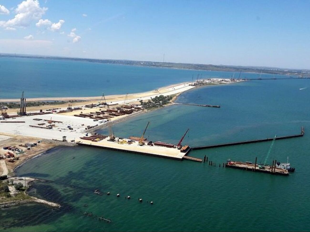 Автор видеозаписи в ускоренной съемке показал, как построена дорога на Керченском мосту