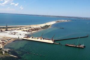 Автор видеозаписи в ускоренной съемке показал, как построена дорога на Керченском мосту