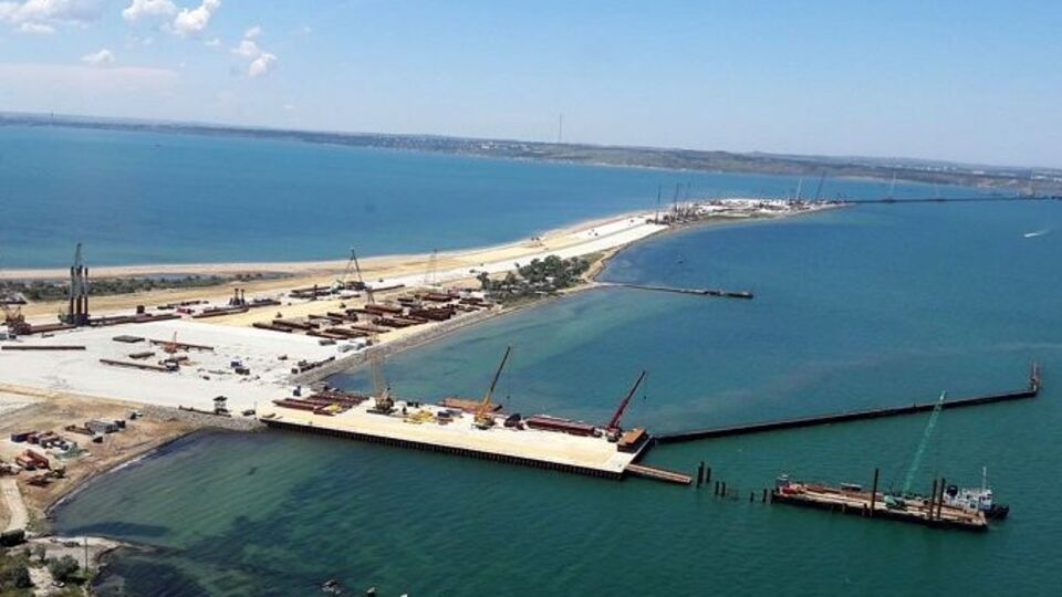 Автор видеозаписи в ускоренной съемке показал, как построена дорога на Керченском мосту