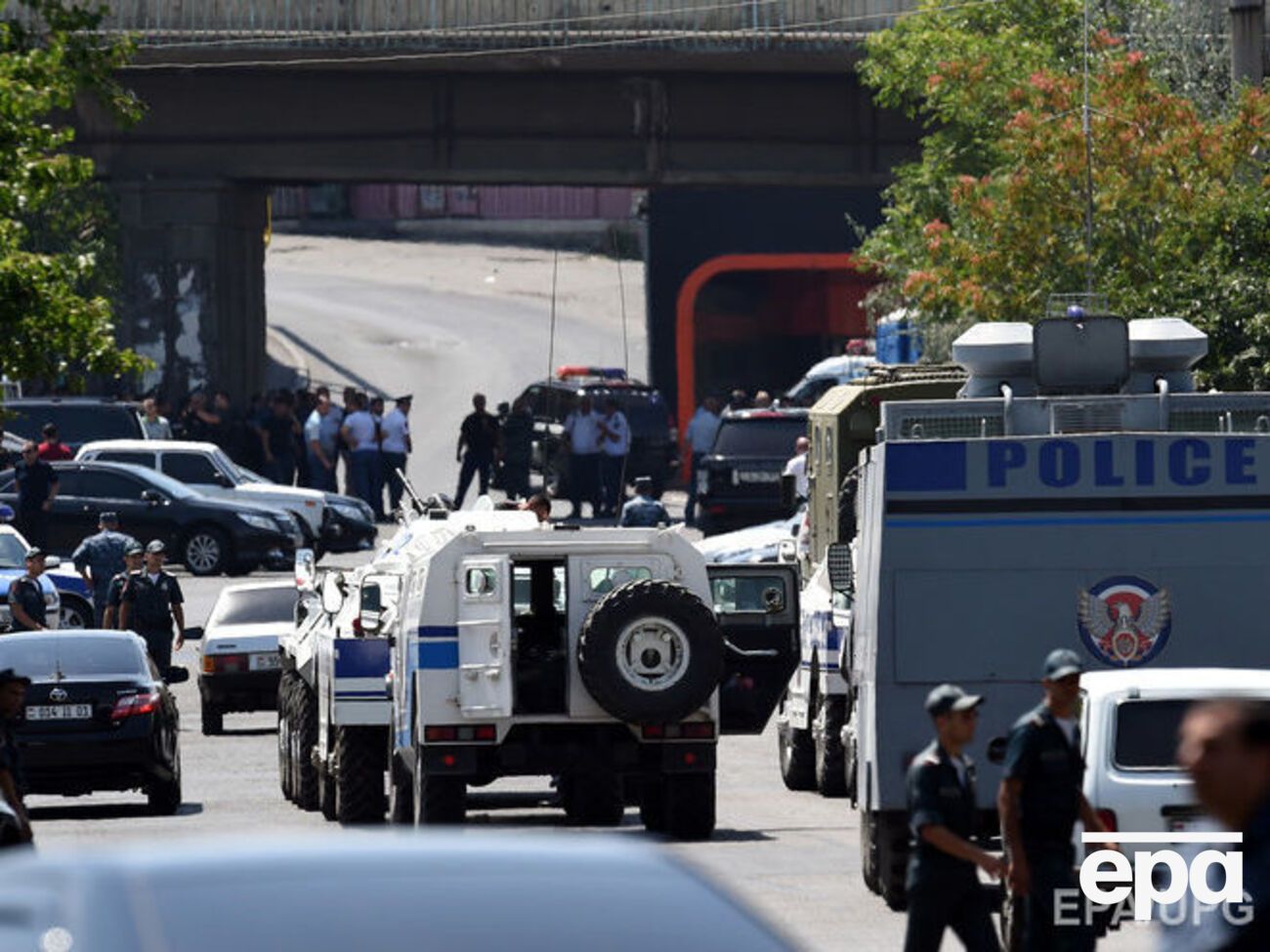 В Ереване из захваченного здания полиции были отпущены все заложники