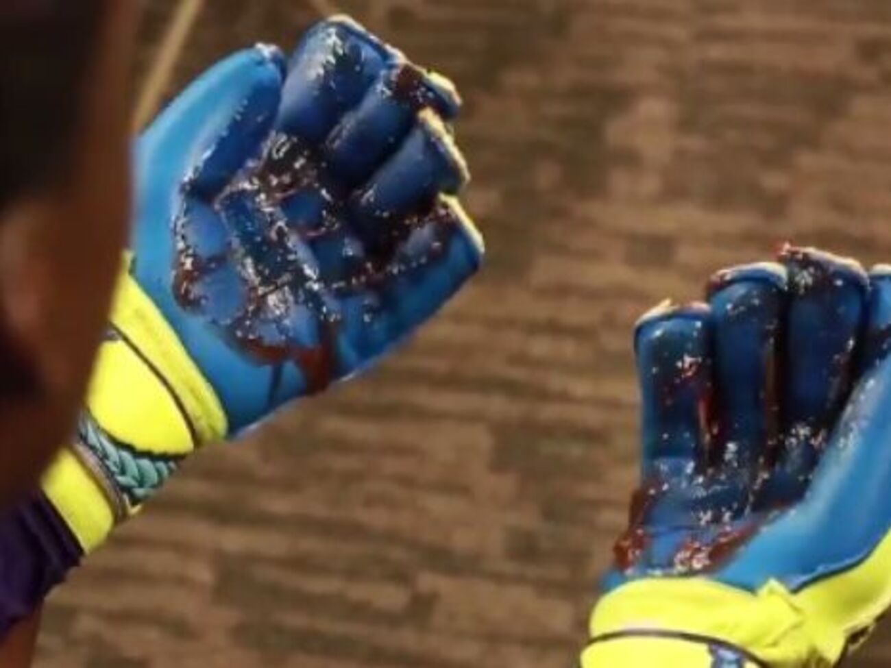 Голкипер вышел на поле, не вымыв перчатки
