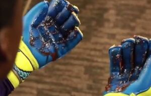 Голкипер вышел на поле, не вымыв перчатки