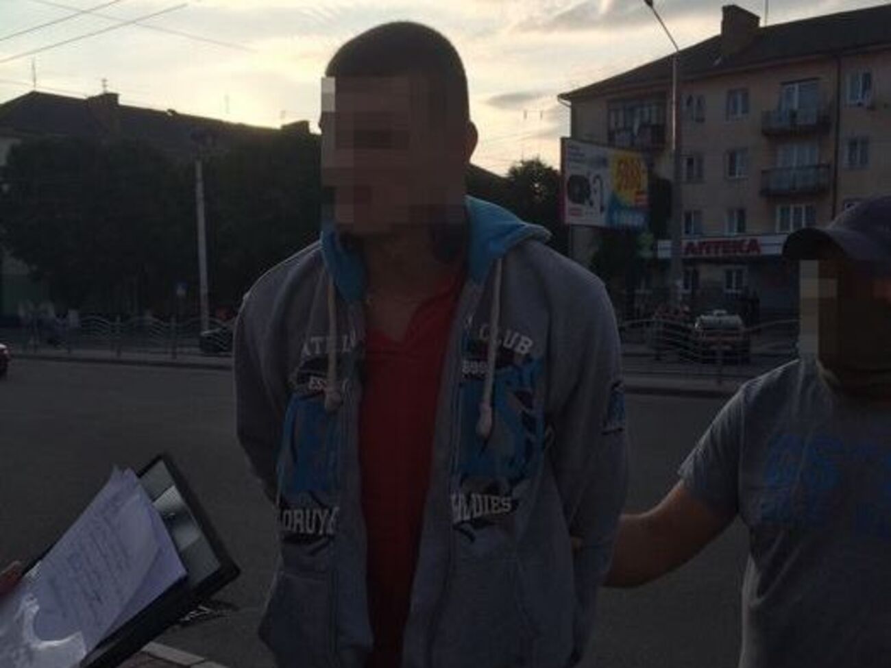 Сейчас решается вопрос об избрании полицейскому меры пресечения