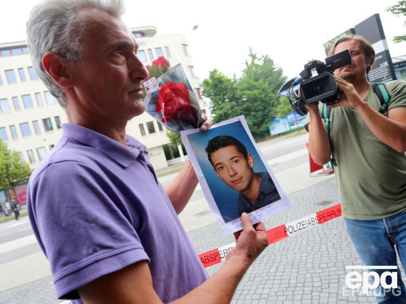 Отец погибшего гражданина Косово Дияманта Забрджи утром 23 июля посетил место гибели сына с цветами и его портретом