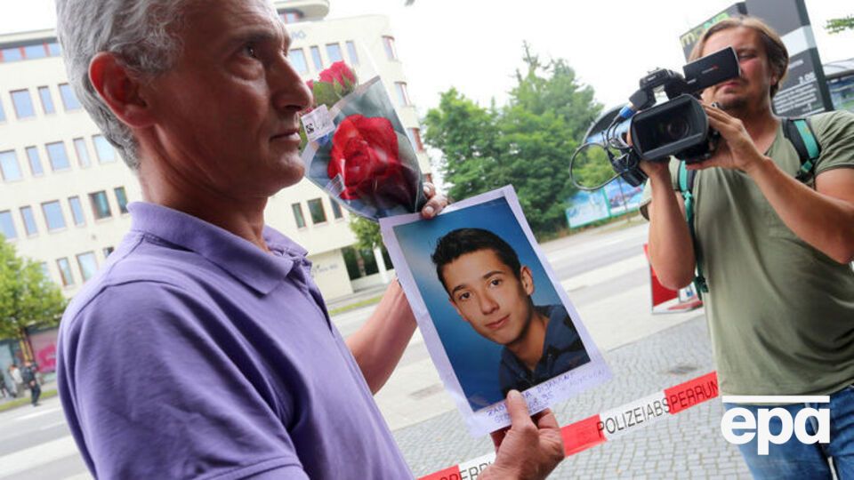 Отец погибшего гражданина Косово Дияманта Забрджи утром 23 июля посетил место гибели сына с цветами и его портретом