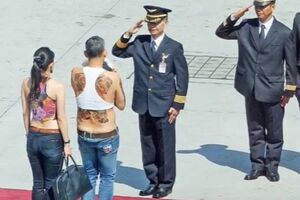 Маха Вачиралонгкорн с супругой Мом Срирасми Махидол в аэропорту Мюнхена