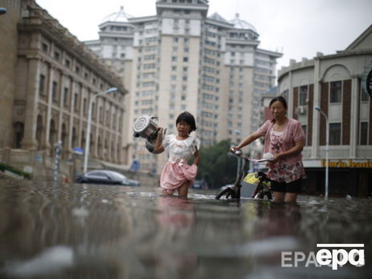 Cотни тысяч местных жителей эвакуированы из своих домов