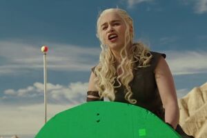 Королева Дейенерис, сидящая на драконе