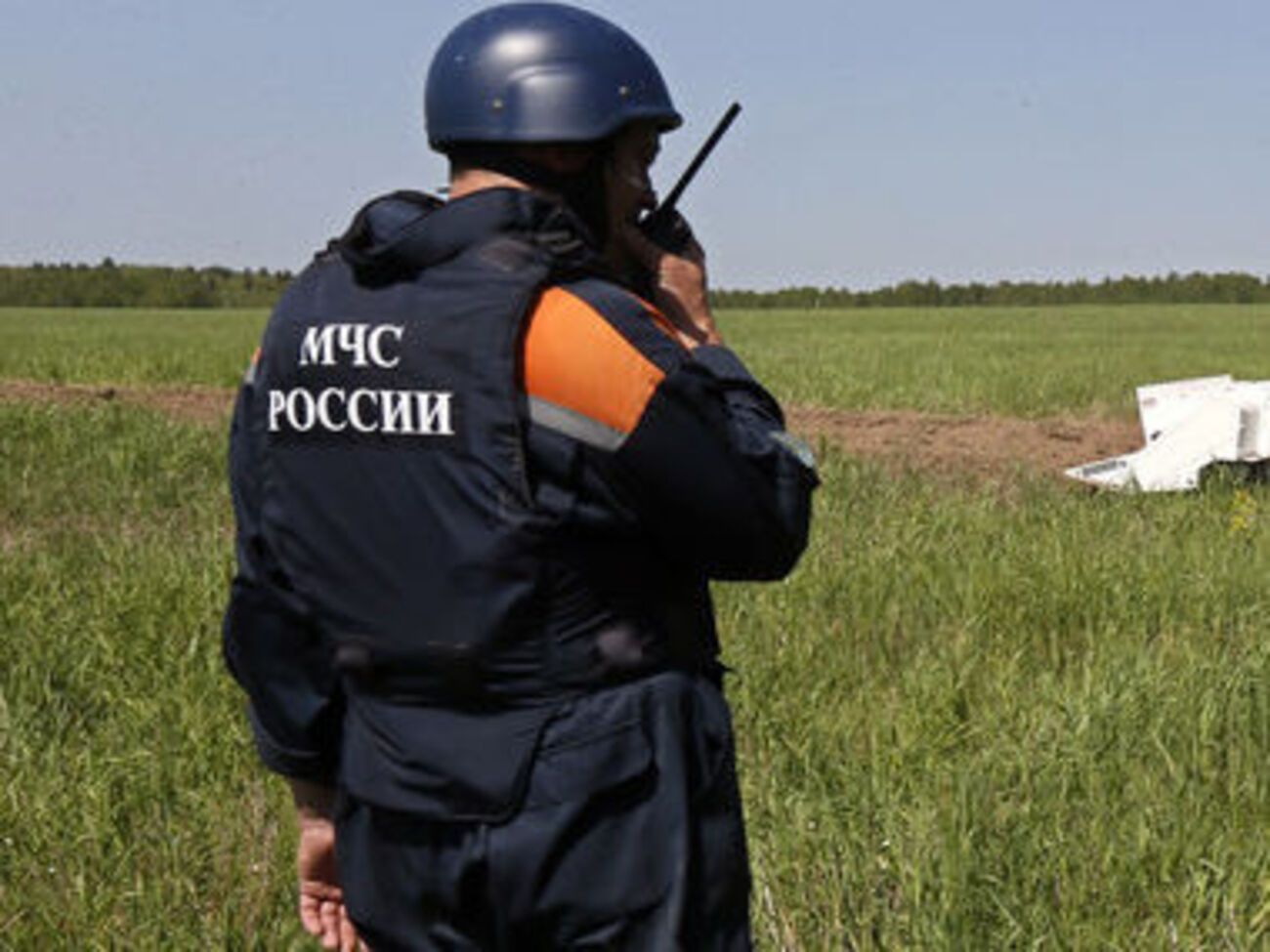 Спасатели работают на месте ДТП