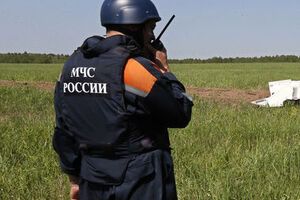 Спасатели работают на месте ДТП