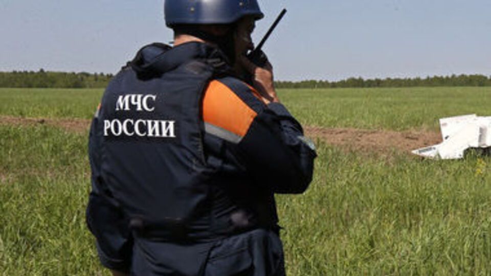 Спасатели работают на месте ДТП