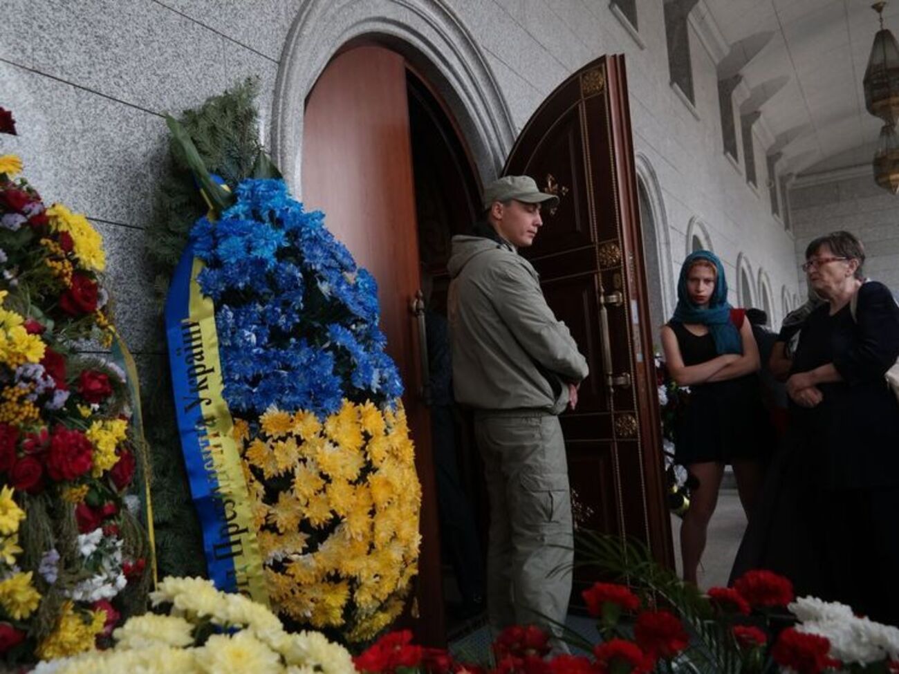 Венок от Порошенко на панихиде по Шеремету