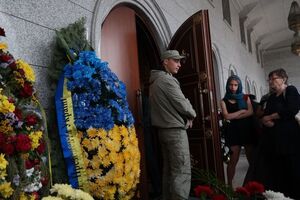 Венок от Порошенко на панихиде по Шеремету