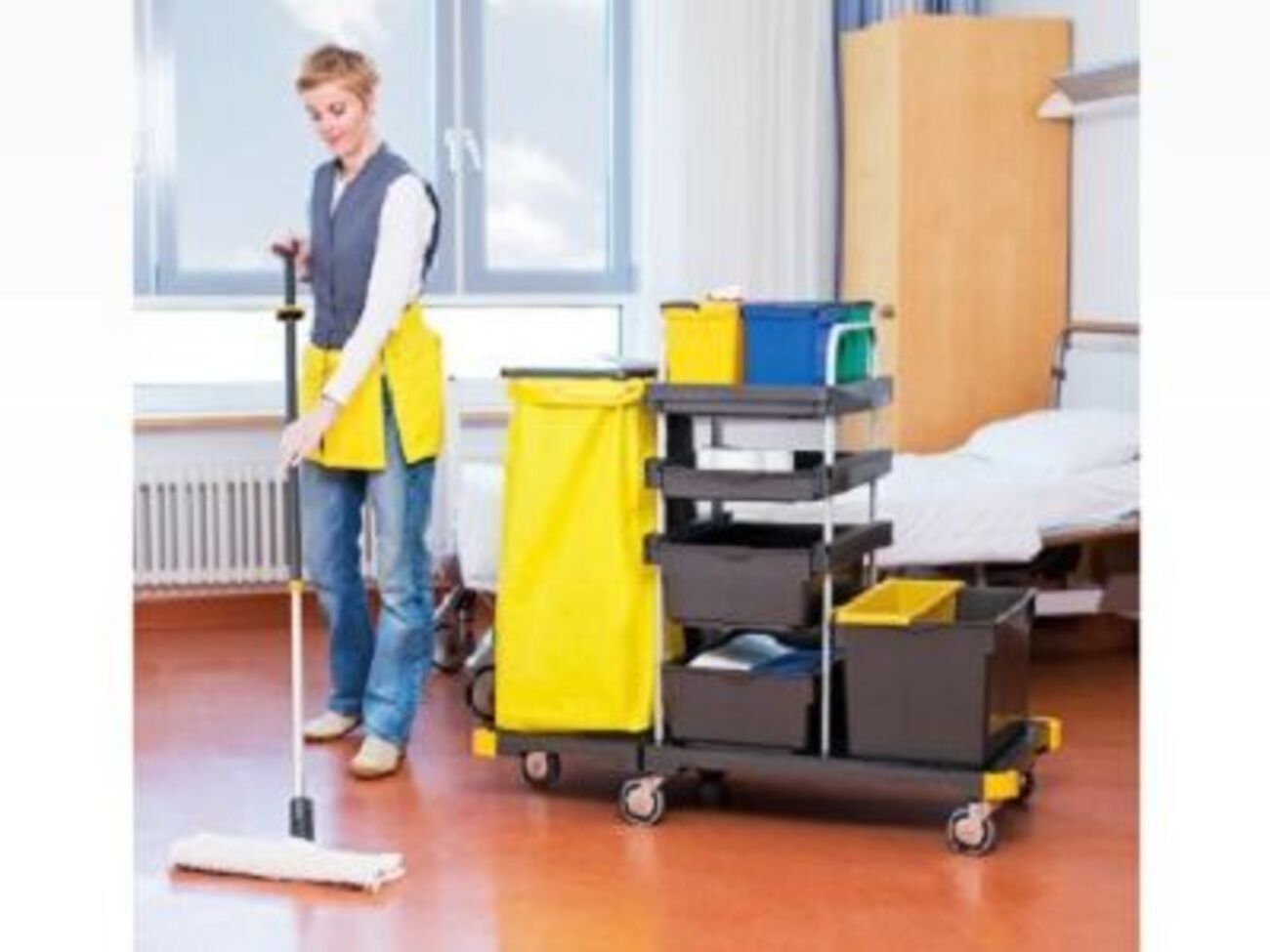 Журналисты выяснили, кто продал Киевскому онкоцентру швабры по цене 2460 грн за один предмет