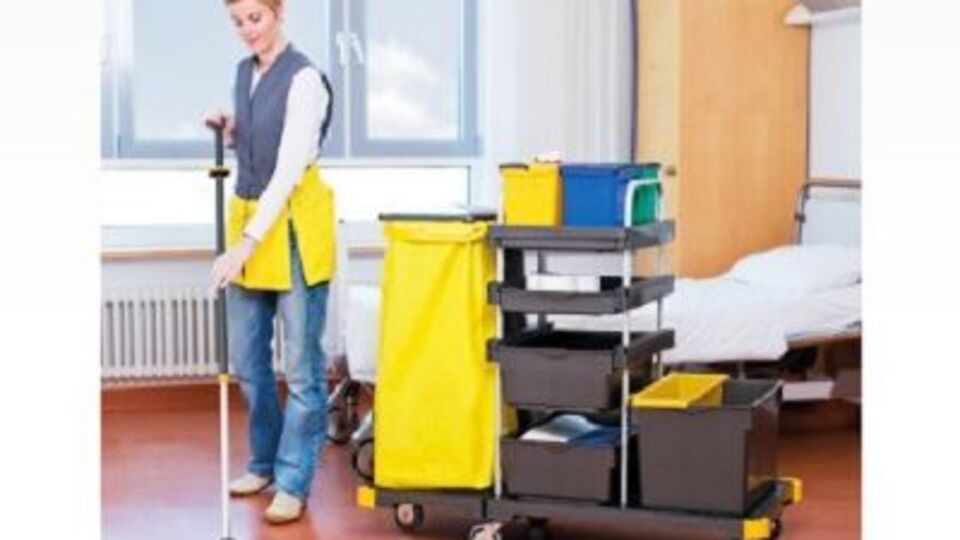 Журналисты выяснили, кто продал Киевскому онкоцентру швабры по цене 2460 грн за один предмет