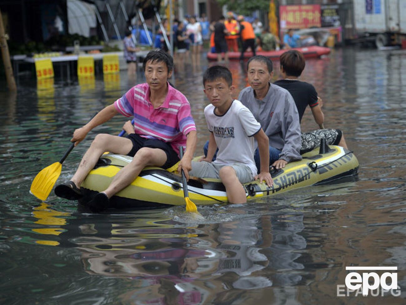 Улицы городов на севере Китая затоплены