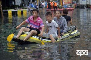 Улицы городов на севере Китая затоплены