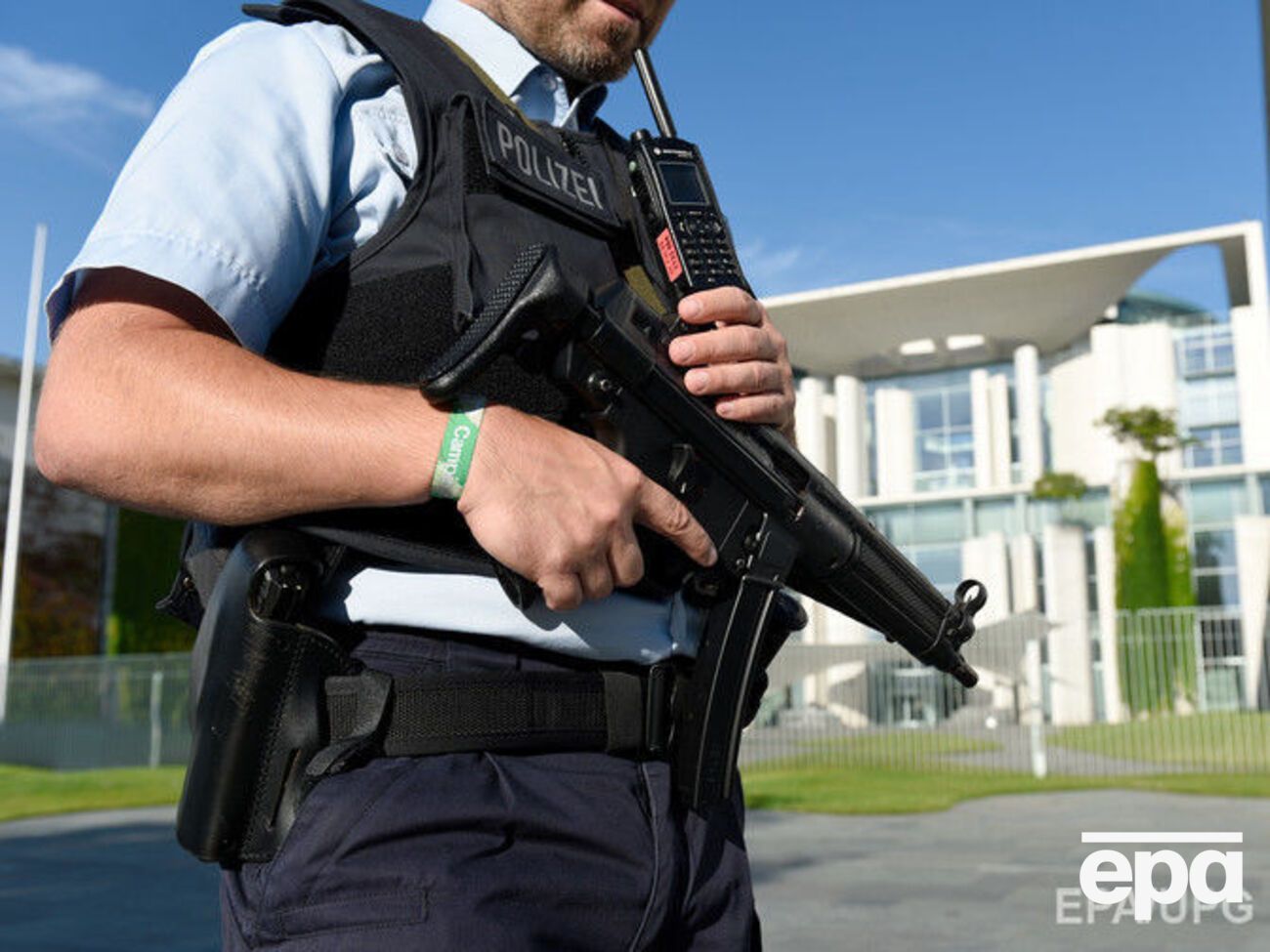 Преступника остановил проезжавший мимо водитель BMW, который сбил его, после чего нападавшего задержали