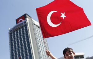 В Стамбуле десятки тысяч людей митинговали против переворота. Фоторепортаж