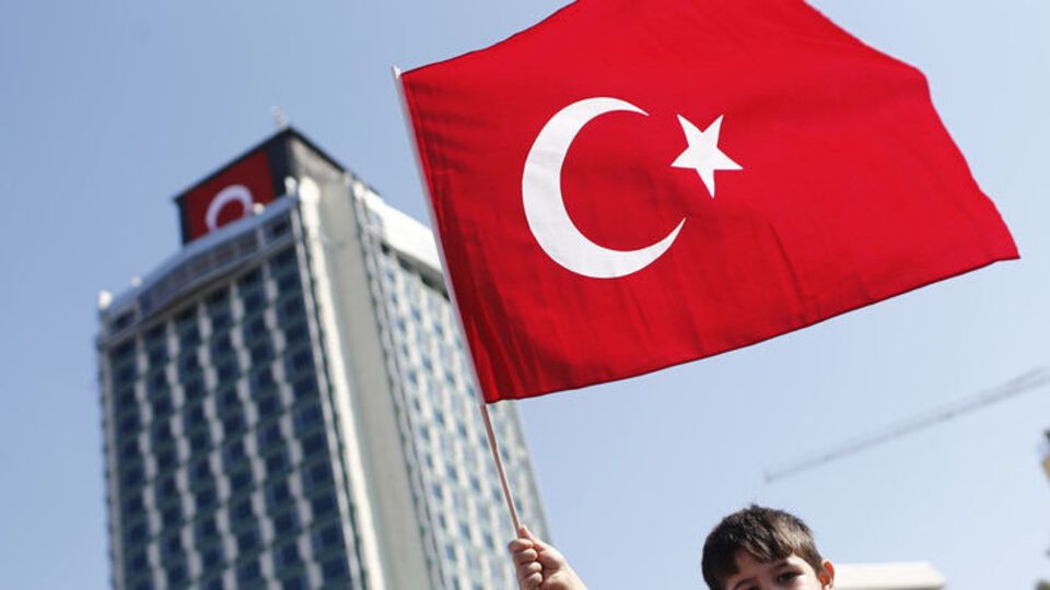 В Стамбуле десятки тысяч людей митинговали против переворота. Фоторепортаж