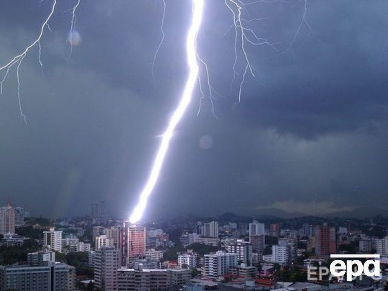 От этого же электрического разряда пострадали две женщины