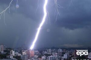 От этого же электрического разряда пострадали две женщины