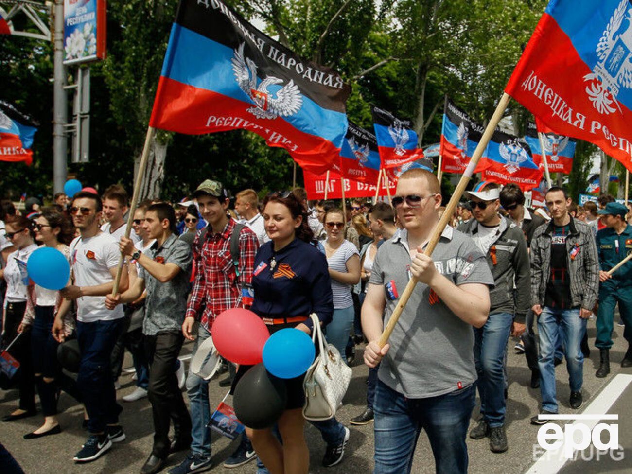 Праздничное шествие сепаратистов в Донецке 11 мая