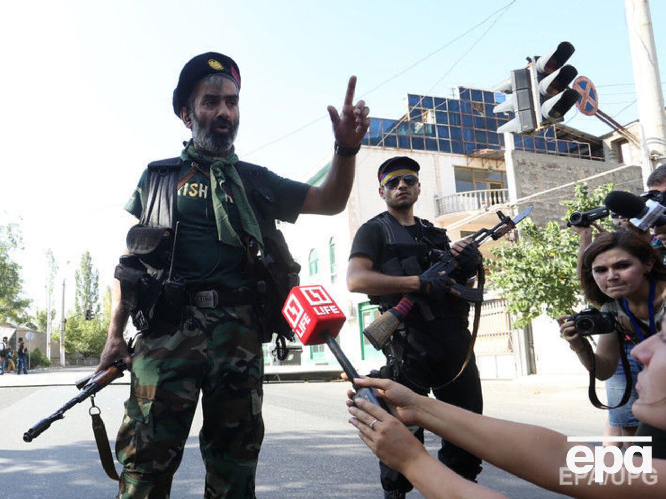 Вооруженная группировка в знак протеста сожгла полицейский автомобиль на территории захваченного полка полиции