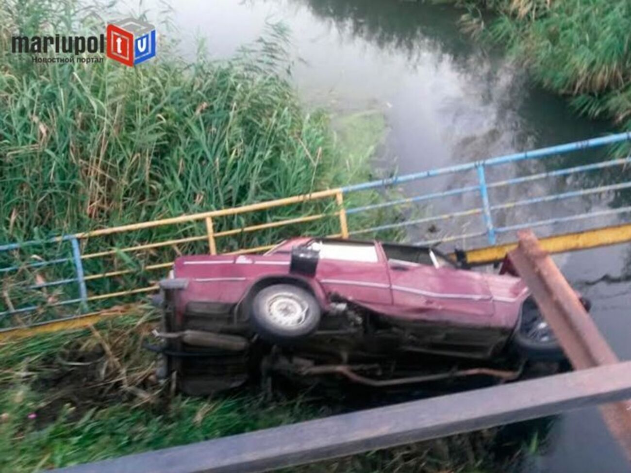 Автомобиль рухнул в реку