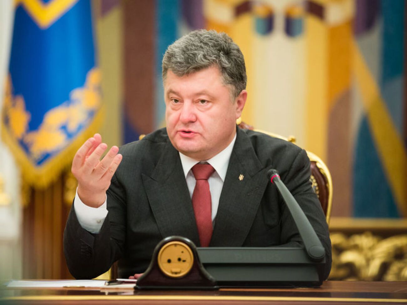 Порошенко: Кроме оружия в виде пистолета и наручников, надо вооружить полицейских правами и законами